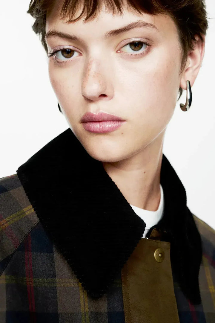 Tessa Classic Jacket in timeless plaid, featuring a straight-cut design and fully lined interior for a stylish and comfortable fit. - 2