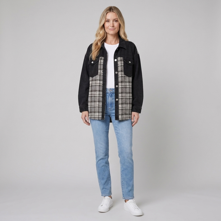 Viora Denim Jacket zwart - model voor