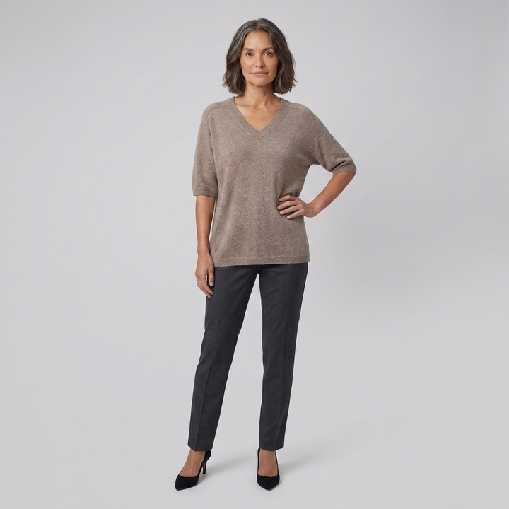 Vela top beige pose
