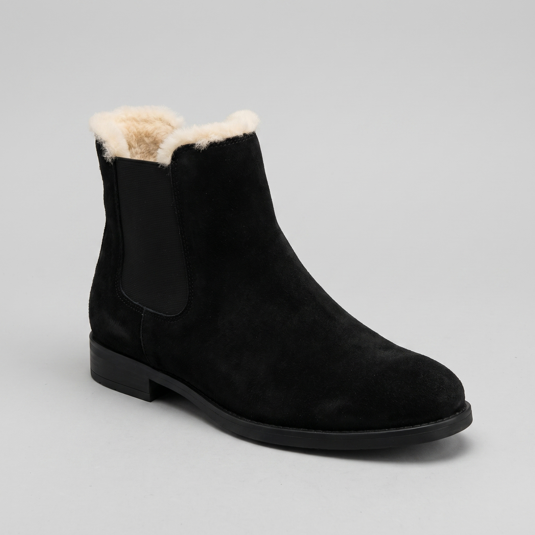 Verona pointed-toe boot black with fur cuff