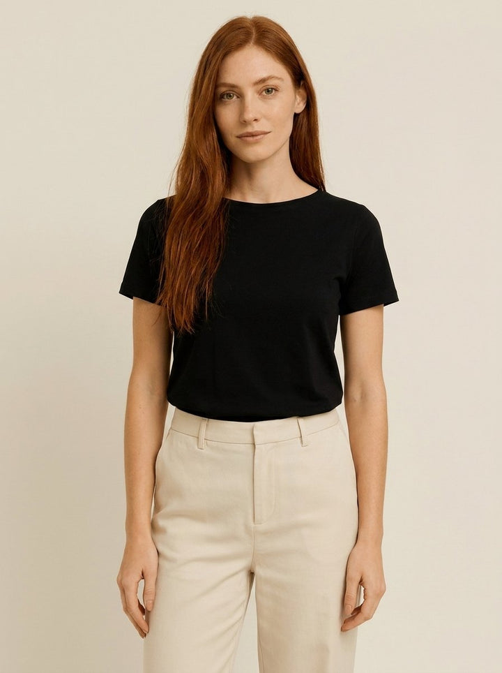 Elise everyday cotton tee black on model