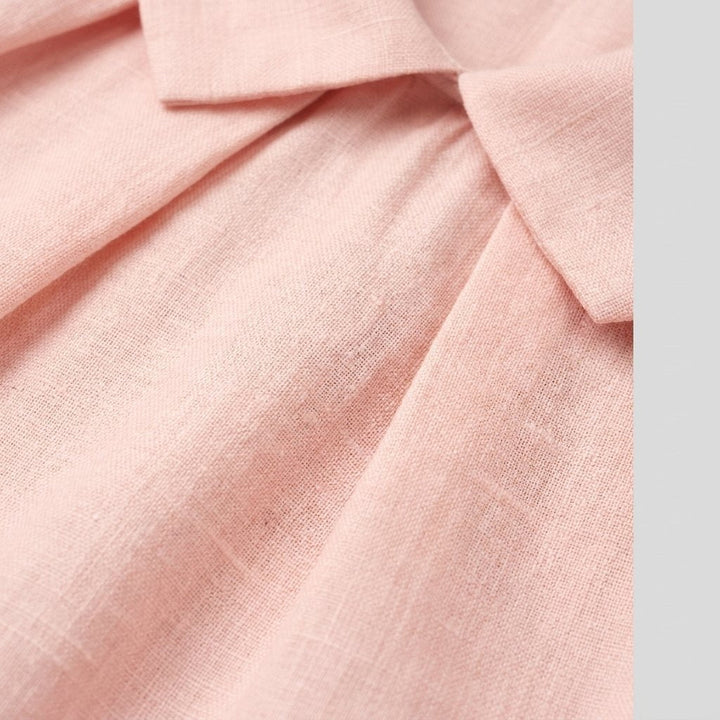 Close-up of the linen weave and the small Peter Pan collar