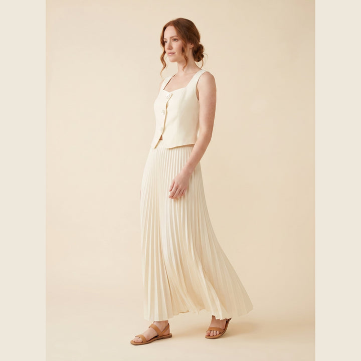 Sera cream matching set side pose