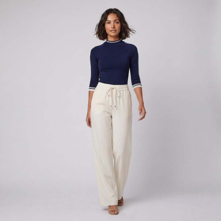 Wina sports set navy top on model